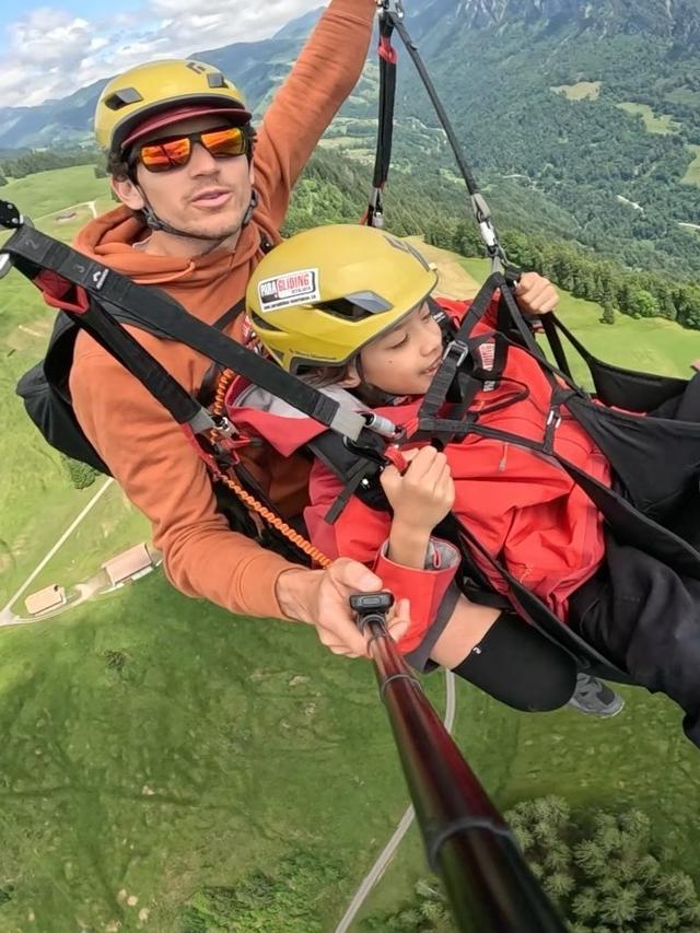 7 Potret Sabai Morscheck Naik Paragliding Bareng Anak di Swiss