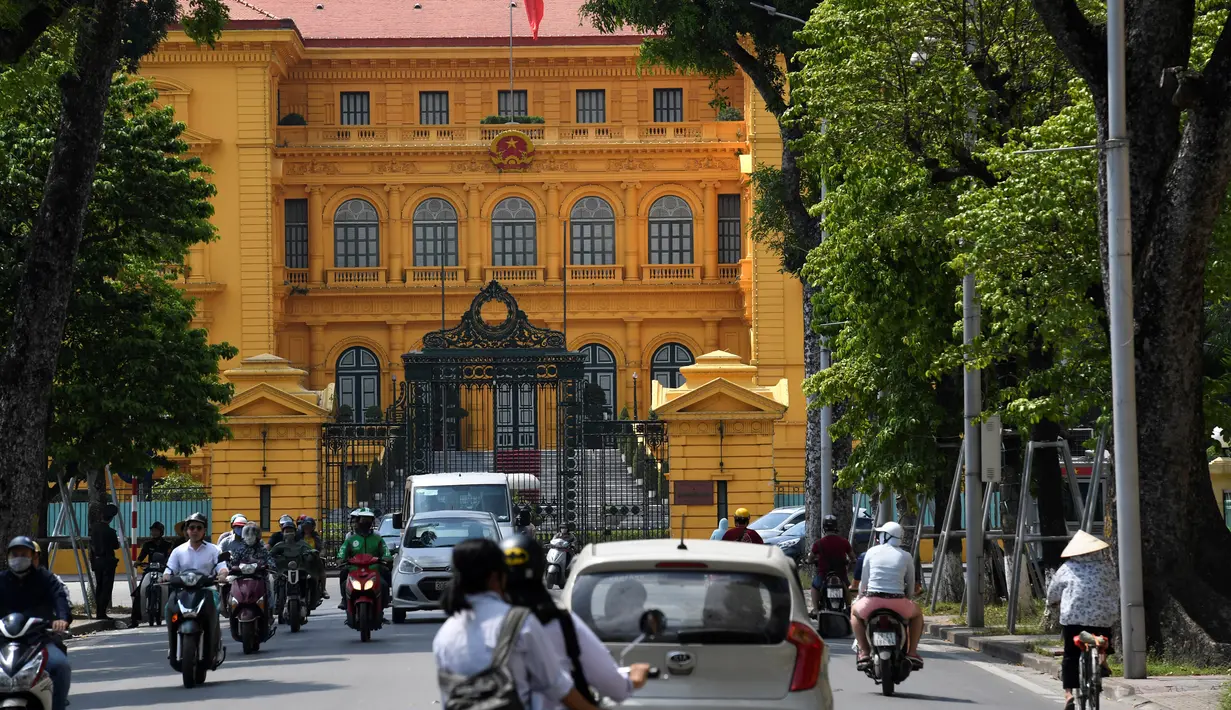 Suasana di depan istana kepresidenan Vietnam di Hanoi (21/9). Media pemerintah melaporkan Presiden Vietnam Tran Dai Quang meninggal pada 21 September di usia 61 tahun setelah mengalami setelah penyakit berkepanjangan dan serius. (AFP Photo/Nhac Nguyen)