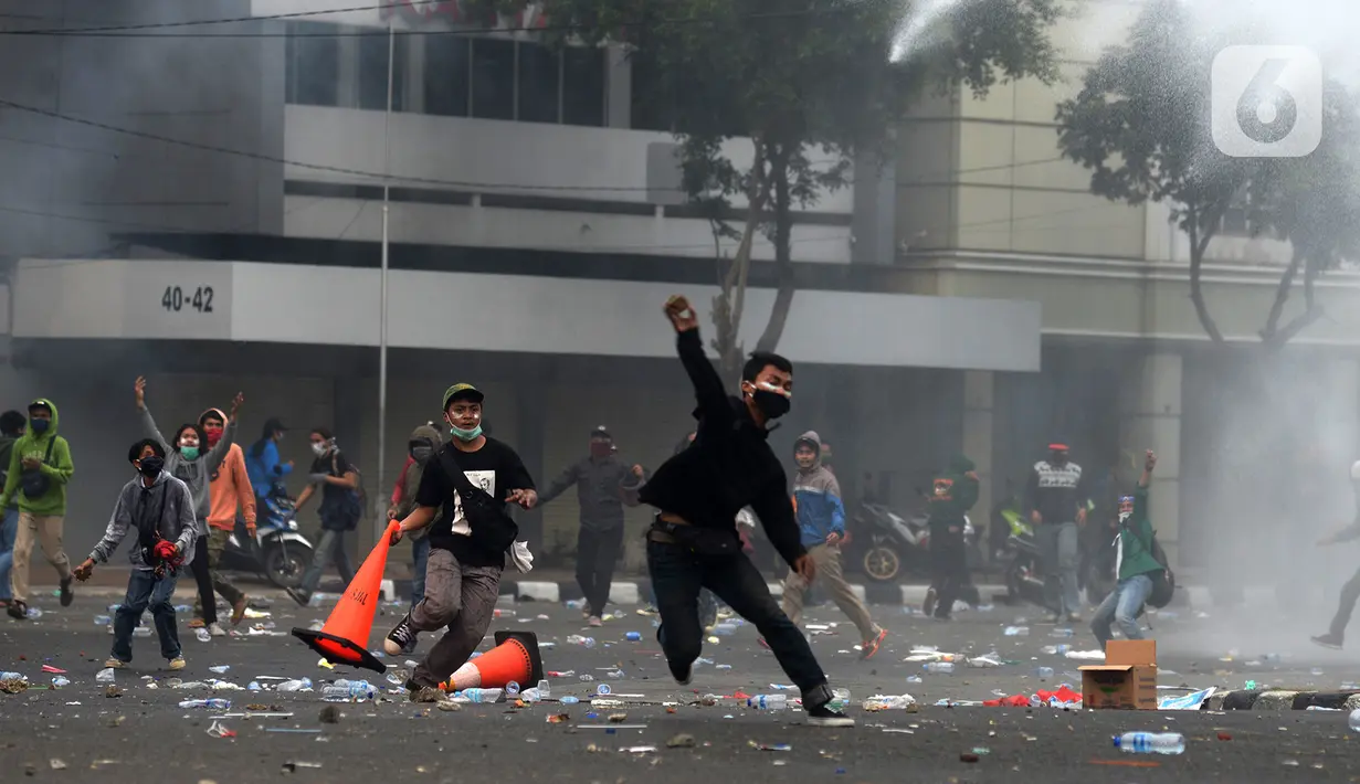 Massa terlibat bentrok dengan aparat kepolisian di kawasan Harmoni, Jakarta, Kamis (8/10/2020). Bentrokan pecah saat massa yang hendak menuju Istana Negara untuk menggelar unjuk rasa menolak UU Cipta Kerja diadang oleh aparat kepolisian. (merdeka.com/Imam Buhori)
