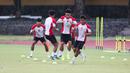 Pemain Timnas Indonesia melakukan latihan resmi jelang laga terakhir Grup B Piala AFF 2024 melawan Filipina di Stadion Sriwedari, Solo, Jawa Tengah, Jumat (20/12/2024). (Bola.com/Abdul Aziz)
