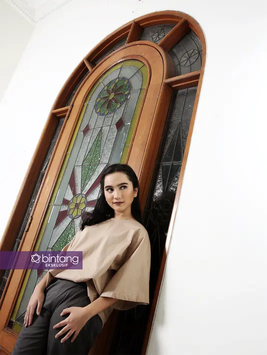 "Karena memang satu kelenjar yang sudah dioperasi tahun 2014 dan kelenjar itu cukup krusial untuk tubuh manusia. Digantikan dengan pil kecil, setiap hari setiap pagi, diminum. Nggak berasa juga sih (minum obat)." lanjutnya. (Bambang E Ros/Bintang.com)