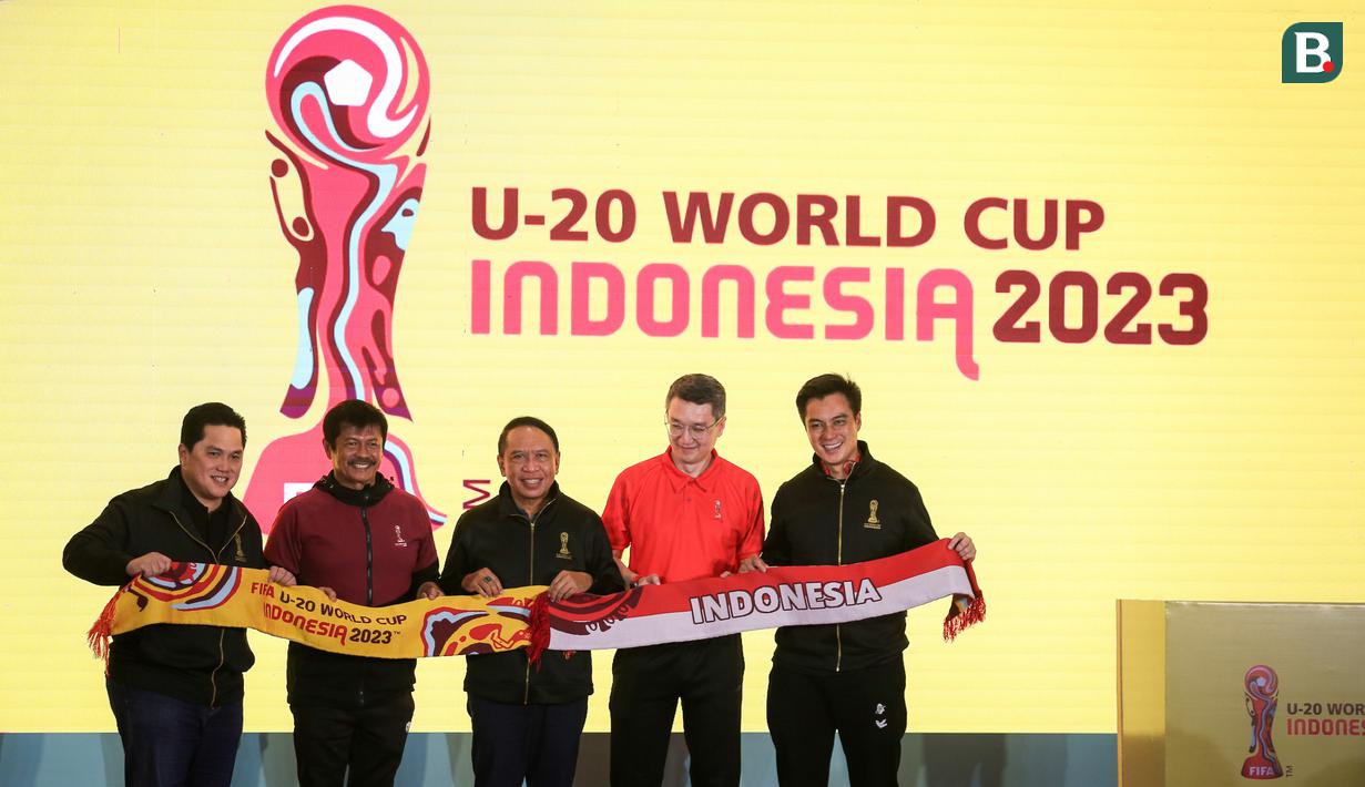 <p>(kiri ke kanan): Ketua Umum PSSI Erick Thohir, Pelatih Kepala Timnas Indonesia U-22 Indra Sjafri, Menteri Pemuda dan Olahraga Zainudin Amali, CEO PT JUARAGA Mochtar Sarman, dan publik figur Baim Wong&nbsp;saat launching merchandise resmi Piala Dunia U-20 2023 di Atrium Mall FX Sudirman, Senayan, Jakarta, Rabu (08/03/2023). (Bola.com/Bagaskara Lazuardi)</p>