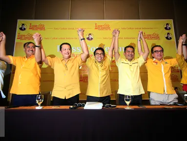 Sejumlah tim sukses Ade Kamomarudin mengangkat tangan siap untuk memenangkan dalam bursa pemilihan calon ketua umum DPP Golkar di Yogyakarta, Jumat (11/3/2016). Rencana  Munaslub akan di gelar pada tahun 2016. (Liputan6.com/Boy Harjanto)