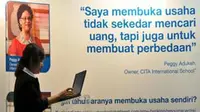 Seorang perempuan mencoba situs baru saat peluncuran situs Pusat Informasi bagi Wanita Wirausaha di Jakarta. (Antara)