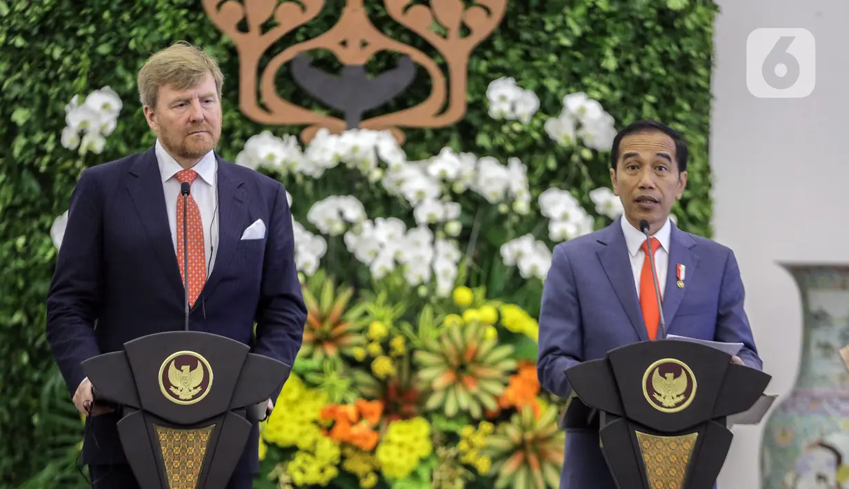 Presiden Joko Widodo (kanan) dan Raja Belanda Willem Alexander menyampaikan keterangan bersama di Istana Bogor, Jawa Barat, Selasa (10/3/2020). Raja dan Ratu Belanda mengunjungi Indonesia untuk peningkatan kerja sama bilateral bidang ekonomi dan sumber daya manusia. (Liputan6.com/Faizal Fanani)