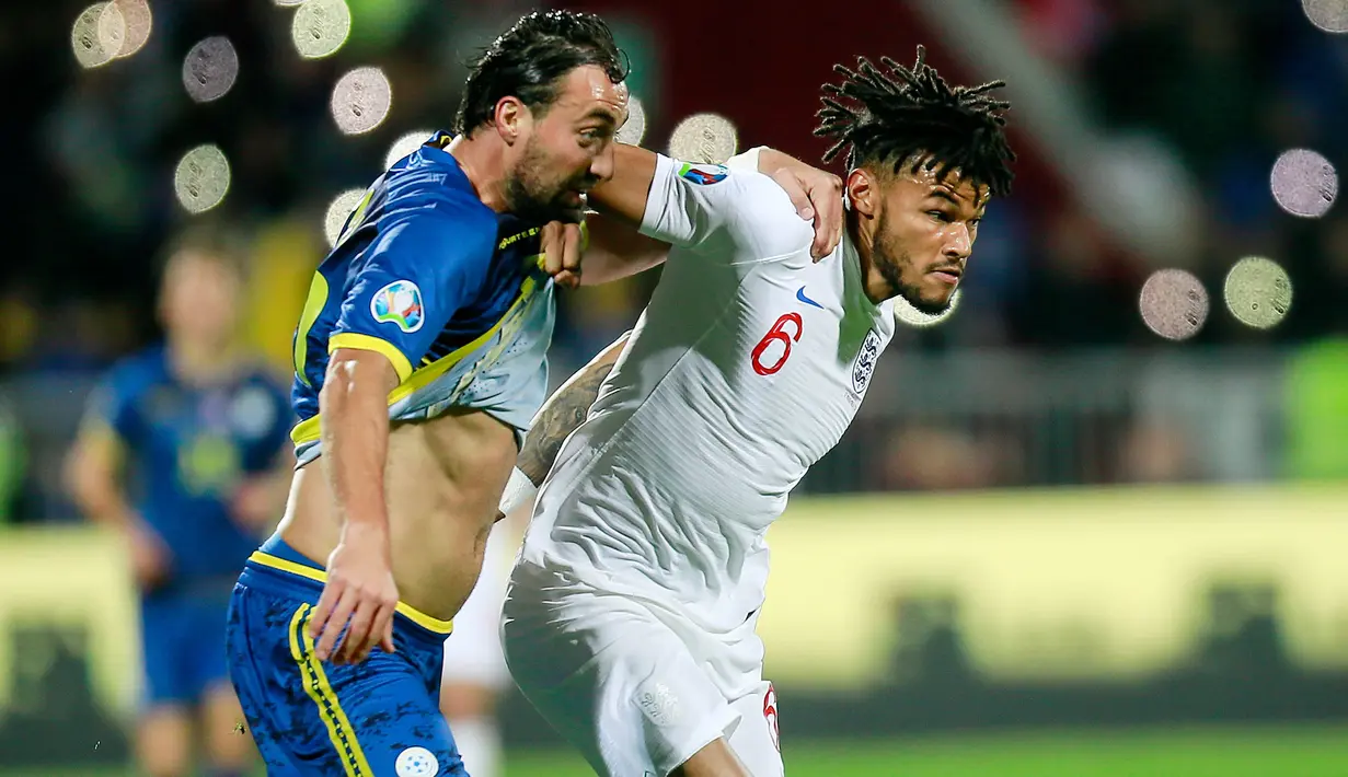 Bek timnas Inggris, Tyrone Mings, berebut bola dengan pemain Timnas Kosovo, Atdhe Nuhiu pada laga Grup A kualifikasi Piala Eropa 2020 di Fadil Vokrri Stadium, Minggu (17/11/2019).  Timnas Inggris mampu meraih kemenangan telak 4-0 atas timnas Kosovo. (AP/Visar Kryeziu)
