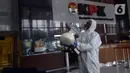 Petugas kesehatan melakukan peyemprotan disinfektan di bagian dalam Gedung KPK, Jakarta, Rabu (18/3/2020). Penyemprotan dilakukan untuk mencegah penyebaran virus corona COVID-19. (merdeka.com/Dwi Narwoko)