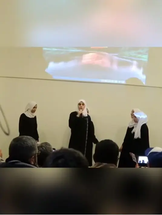 "Yang mana mereka menyambut kami dengan puisi2 yang mereka tulis sendiri menyuarakan hati mereka. Donasi sdh kami salurkan sebagian di tempat ini. Tak ada kata yang bisa saya ucap utk berterimakasih pada seluruh masyarakat Indonesia. (melly_goeslaw)