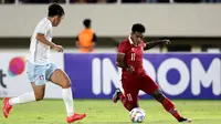 Pemain Timnas Indonesia U-23, Jeam Kelly Sroyer berusaha melewati hadangan pemain Chinese Taipei U-23 dalam pertandingan Grup K Kualifikasi Piala Asia U-23 2024 di Stadion Manahan, Solo, Sabtu (9/9/2023). (Bola.com/Arief Bagus)