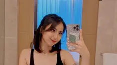 Belakangan Clairine Clay hanya diketahui memiliki tato di lengan. Namun siapa sangka wanita 27 tahun ini punya tato di tempat tersembunyi lainnya. Tato wajah orang tuanya saat berpacaran ini menjadi tato pertama yang dibuat Clairine saat akan menikah dengan Joshua. Uniknya alasannya ialah agar Clairine selalu mengingat orang tuanya, meski sudah menikah. (Liputan6.com/IG/calirineclay)