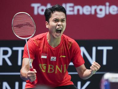 Selebrasi atlet bulutangkis tunggal putra Indonesia, Anthony Ginting usai mengalahkan wakil China dalam final Piala Thomas 2020 yang berlangsung di Denmark, Minggu (17/10/2021). (AFP/Ritzau Scanpix/Claus Fisker)