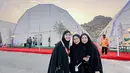 Ria Ricis Ricis dan dua kakaknya, Oki Setiana Dewi dan Shindy Putri berkesempatan merayakan Idul Adha 2024 di Tanah Suci. begini tampilan kompak mereka kenakan gamis dan hijab syar’i serba hitam. [@okisetianadewi]