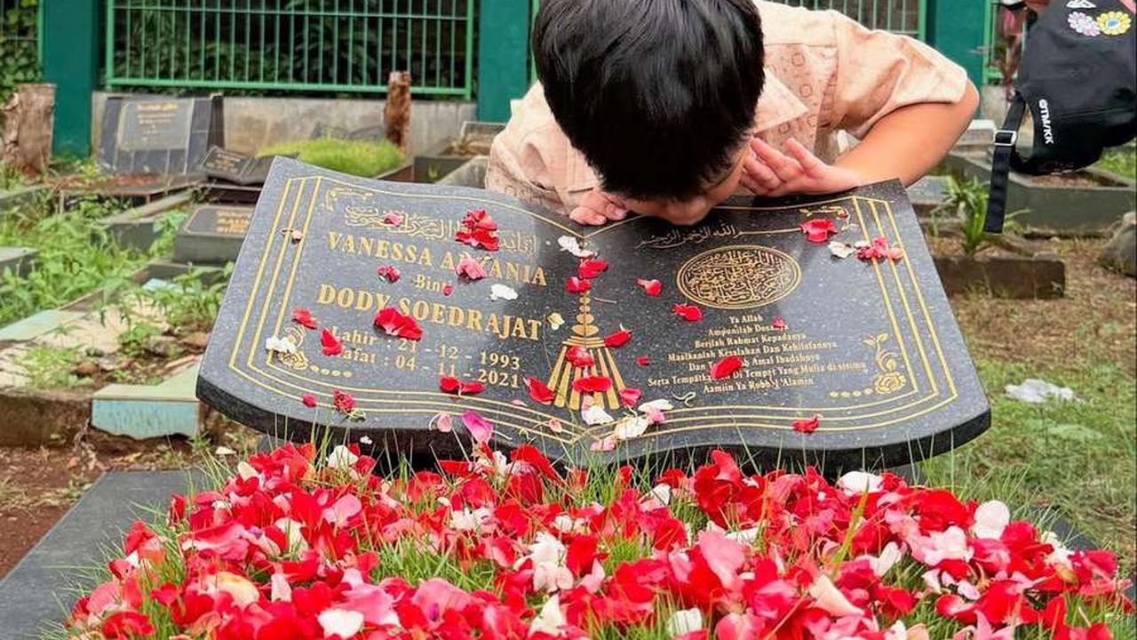 Hari Ultah Vanessa Angel, Ini 8 Potret Momen Fuji dan Fadly Faisal Ajak Gala Nyekar ke Makam Orangtuanya