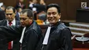 Ketua Tim Hukum Jokowi-Ma'ruf Amin, Yusril Ihza Mahendra (kanan) menghadiri sidang perdana sengketa Pilpres 2019 di Mahkamah Konstitusi (MK), Jumat (14/6/2019). Sidang itu memiliki agenda pembacaan materi gugatan dari pemohon, yaitu paslon 02 Prabowo Subianto-Sandiaga Uno. (Lputan6.com/Johan Tallo)