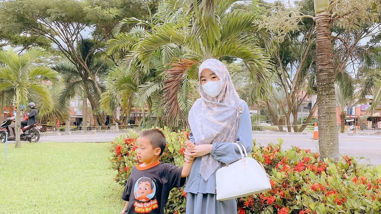 8 Potret Larissa Chou Tampil Fashionable dengan Padu Padan Hijab Syari’i