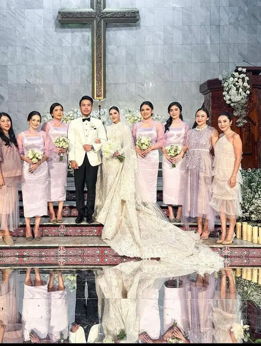 Di sisi lain, para bridesmaid tampil kompak kenakan dress nuansa lilac. Tampak dua sahabat Jessica Mila dari dunia hiburan, Febby Rastanty dan Enzy Storia hadir serta menjadi bridesmaid. [IG/merdioctav].