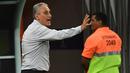Pelatih Brasil, Tite memberikan instruksi kepada anak asuhnya saat melawan Kolombia pada kualifikasi Piala Dunia 2018 zona Conmebol di Manaus, Brasil, (7/92016) WIB. (AFP/Christophe Simon)