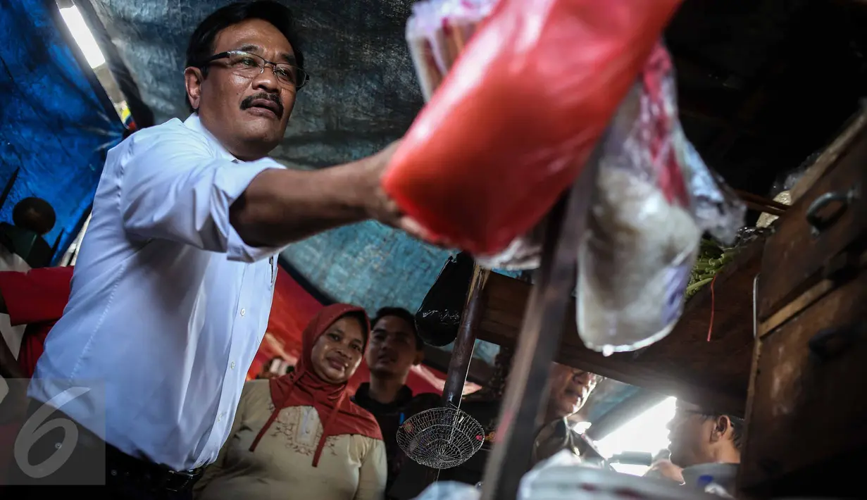Wagub DKI, Djarot Saiful Hidayat menyapa pedagang mie ayam di kawasan Mangga Dua, Jakarta, Selasa (25/10). Kedatangan Djarot untuk mensosialisasikan pedagang kaki lima agar berdagang di tempat yang telah disediakan Pemprov DKI (Liputan6.com/Faizal Fanani)