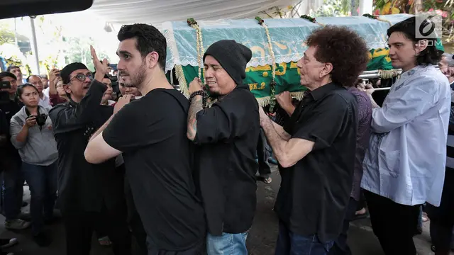 Faldy Albar Meninggal, Fachri dan Achmad Albar Gotong Keranda Jenazah