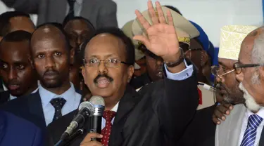 Mohamed Abdullahi Farmajo melambaikan setelah terpilih sebagai Presiden baru Somalia, di Mogadishu, Rabu (8/2). Farmaajo yang merupakan mantan perdana menteri di negara itu memiliki kewarganegaraan ganda Amerika Serikat-Somalia. (MUSTAFA HAJI ABDINUR/AFP)