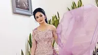 Ada Kisah Haru di Balik Pembuatan Kebaya Krisdayanti untuk Acara Lamaran Aurel Hermansyah dan Atta Halilintar. (instagram.com/anneavantieheart)