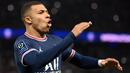 Kylian Mbappe menjadi salah satu alasan utama PSG berada di puncak klasemen liga. Ace 23 tahun itu telah mencetak 19 gol dan 16 assist dalam 29 laga pada musim ini. Meski Messi masih dianggap sebagai pemain yang luar biasa, tetapi Mbappe mungkin adalah bintang terbesar di PSG. (AFP/Franck Fife)