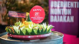 Nasi tumpeng untuk perayaan ulang tahun yang ke-21 Arsenal Indonesia Supporters (AIS) saat Roaring Night Liga Inggris antara Arsenal Vs Tottenham Hotspur di The Ground at Nipah, Jakarta Selatan, Minggu (28/04/2024). (Bola.com/Bagaskara Lazuardi)