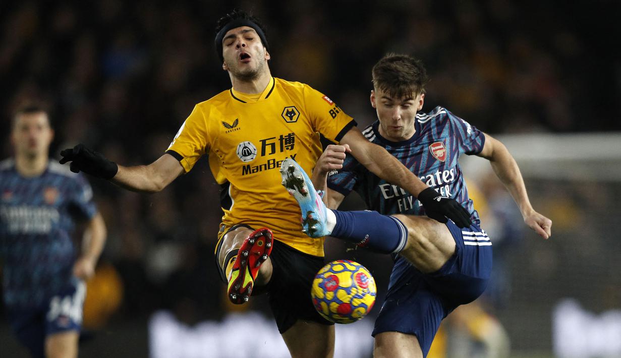 Kedua tim saling mencoba membongkar pertahanan sejak awal laga. Namun, hingga sepuluh menit pertama, tak satupun dari mereka yang bisa menghasilkan peluang yang berharga. (AFP/Adrian Dennis)