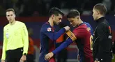 Pemain Barcelona, Gavi (kanan) menerima ban kapten saat menggantikan Pedri pada laga lanjutan Liga Spanyol 2024/2025 melawan Sevilla yang berlangsung di Estadi Olimpic Lluis Companys, Barcelona, Spanyol, Senin (21/10/2024) dini hari WIB. (AP Photo/Joan Monfort)