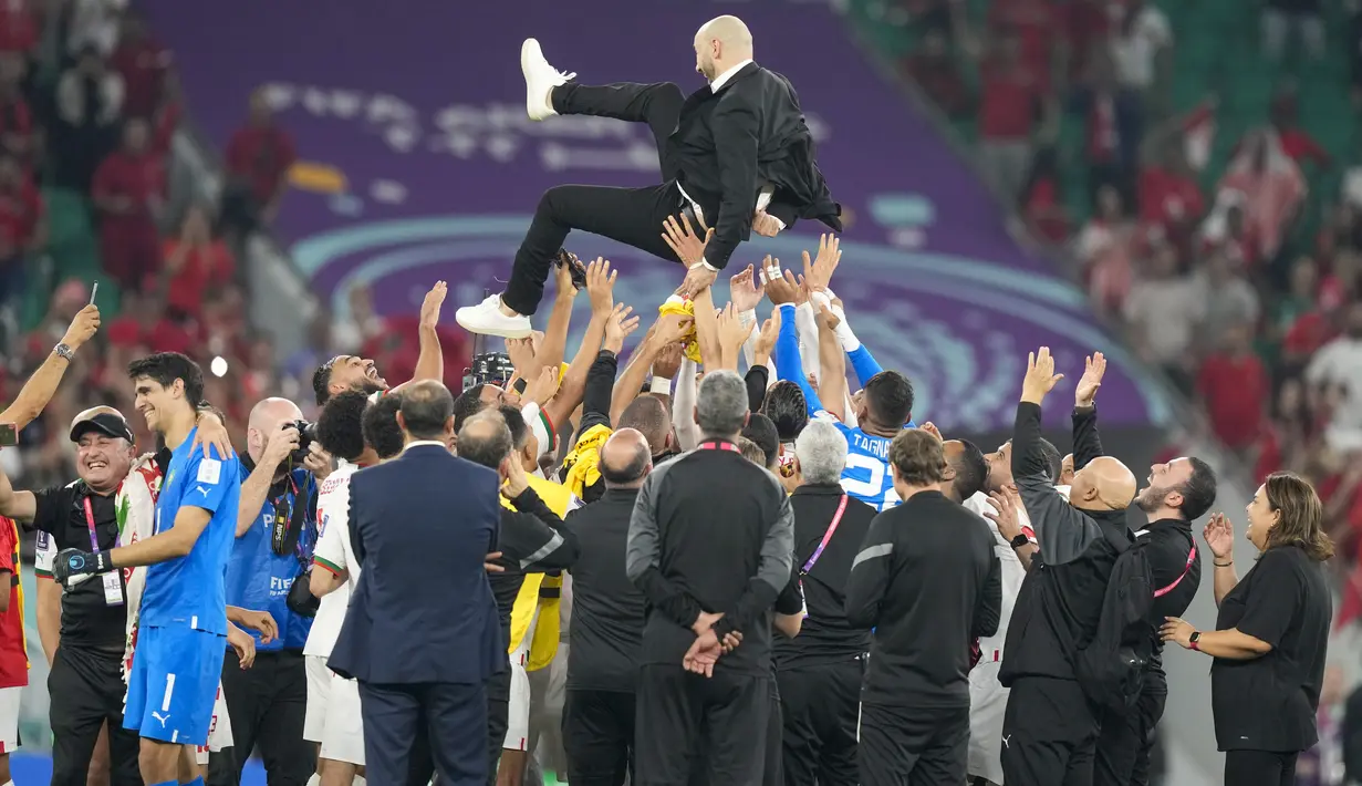<p>Pemain Maroko melakukan selebrasi setalah timnya berhasil memastikan lolos ke babak 16 saat matchday ketiga Grup F Piala Dunia 2022&nbsp;melawan Kanada di&nbsp;Al Thumama Stadium, Doha, Kamis (01/12/2022). (AP/Frank Augstein)</p>