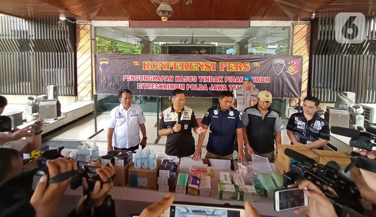 Kabid Humas Polda Jateng, Kombes Iskandar F Sutisna (kedua kanan) memberikan keterangan saat melakukan gelar atas penangkapan  penimbun 4000 masker dan 208 hand sanitizer botol  di Halaman Polda Jateng, Jalan Pahlawan Semarang, Selasa (4/3/2020).  (Liputan6.com/Gholib)