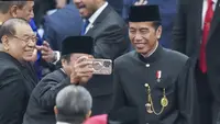 Presiden Joko Widodo (kanan) berswafoto dengan para legislator usai Sidang Tahunan MPR dan Sidang Bersama DPR - DPD Tahun 2024 di Gedung Nusantara, kompleks Parlemen, Senayan, Jakarta, Jumat (16/8/2024).  (AP Photo/Tatan Syuflana, Pool)