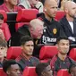 Ekpresi ngenyek pemain Manchester United, Cristiano Ronaldo, saat berada di bangku cadangan kala MU tertinggal dua gol dari Brighton and Hove Albion pada laga Liga Inggris di Stadion Old Trafford, Minggu (07/08/2022). (Ian Hodgson/PA via AP)