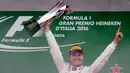 Pembalap Mercedes Nico Rosberg dari Jerman merayakan kemenangannya dengan mengangkat trofi setelah balapan F1 Grand Prix Italia, di Monza, Italia Minggu (04/9). Rosberg telah meraih 248 poin setelah Lewis Hamilton. (Reuters/Max Rossi)