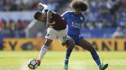 Aksi pemain Leicester City, Hamza Choudhury (kanan) berebut bola dengan pemain West Ham United, Manuel Lanzini pada lanjutan Premier League di King Power Stadium, Leicester, (5/5/2018).  West Ham menang 2-0. (Tim Goode/PA via AP)