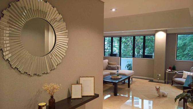 Cermin memantulkan warna earthy tone pada interior apartemen karya SASO Architecture Studio. (dok. Arsitag.com/Dinny Mutiah)