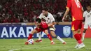 Jens Raven (belakang) menjaga ketat pemain Vietnam pada final Piala AFF U-23 2025 antara Indonesia U-23 vs Vietnam yang berlansung di Stadion Utama Gelora Bung Karno, Selasa (29/7/2025) malam WIB.