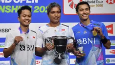 Tunggal putra Indonesia, Jonatan Christie memenangi All Indonesian final pada laga puncak kejuaraan bulu tangkis All England 2024 setelah mengalahkan Anthony Sinisuka Ginting dengan dua gim langsung (21-15, 21-14) di Utilita Arena, Birmingham, Inggris (17/3/2024) malam WIB. Atas hasil ini Jojo menjadi pemain tunggal putra Indonesia ke-6 yang sukses meraih gelar juara All England sepanjang sejarah setelah Tan Joe Hok, Rudy Hartono, Liem Swie King, Ardy B. Wiranata dan Hariyanto Arbi. (AP Photo/Rui Vieira)