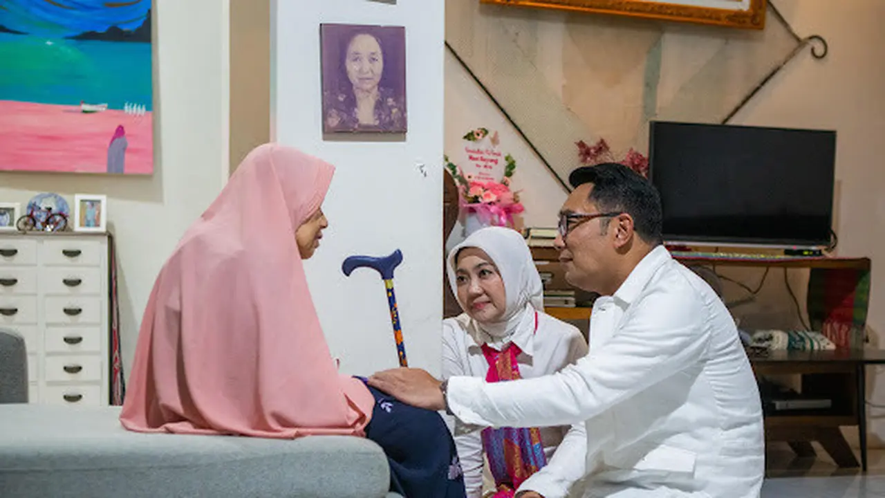 Cagub Jakarta Ridwan Kamil sungkem ke ibunda di Bandung, Jabar sebelum kembali ke Jakarta, Rabu (27/11/2024).