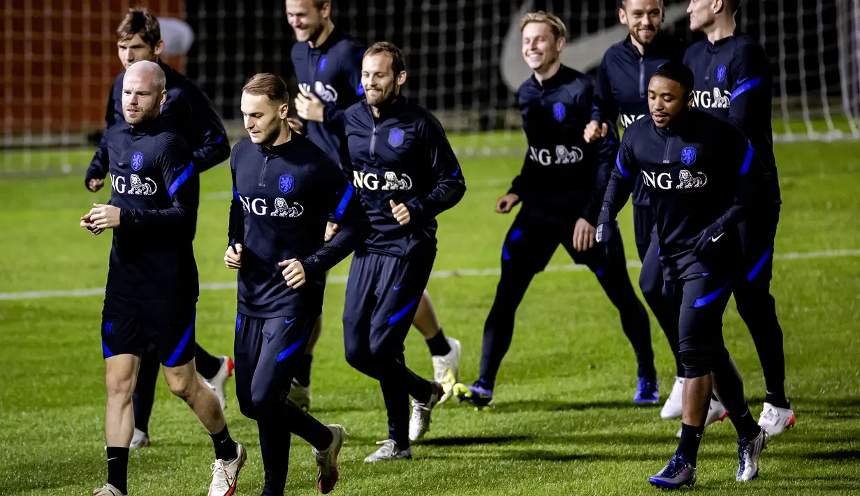 Para pemain Belanda melakukan pemanasan selama sesi latihan tim di Kampus KNVB di Zeist (9/11/2021). Belanda akan bertanding melawan Montenegro pada Kualifikasi Piala Dunia 2022 di Stadion Podgorica City, Minggu (14/11/2021) pukul 02.45 WIB. (AFP/ANP/Olaf Kraak)
