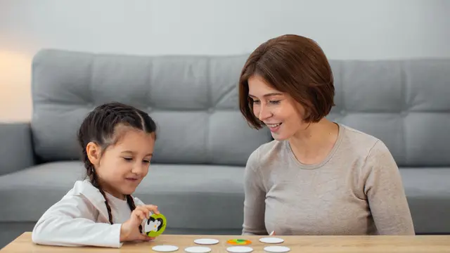 3. Peran Orang Tua sebagai Pemandu [Dok/freepik.com]