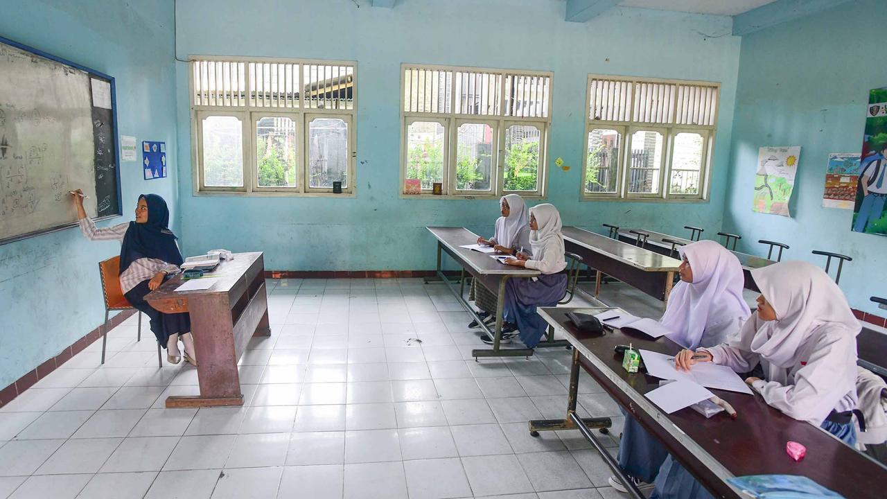 FOTO: Satu Kelas Hanya Empat Murid, Potret Sepinya SMA Swasta di Depok