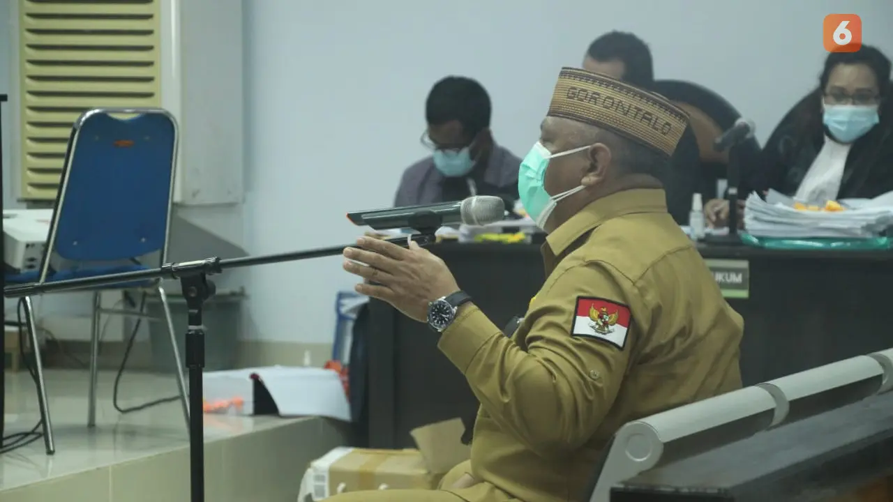 Gubernur Gorontalo saat menghadiri sidang Korupsi Proyek Jalan Lingkar Gorontalo (fto:Arfandi Ibrahim/Liputan6.com)