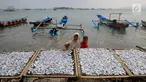 Warga menjemur ikan di kawasan Pasar Sumur Jaya, Pandeglang, Banten, Sabtu (3/8/2019). Aktivitas warga Kecamatan Sumur yang menjadi lokasi terdekat dari episentrum gempa Banten saat ini sudah kembali normal. (merdeka.com/Arie Basuki)