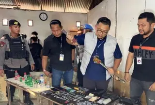 Satuan Reserse Narkoba Polrestabes Medan menggerebek sebuah rumah yang diduga menjadi lokasi peredaran dan penggunaan narkoba di Jalan PWI Gang Gitar 6, Deli Serdang, Sumatera Utara. (Antara)