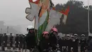 Prajurit wanita dari Pasukan Keamanan Perbatasan India (BSF) beraksi di atas motor selama latihan untuk Parade Hari Republik di New Delhi, India, Rabu (10/1). India akan merayakan Hari Republik ke-69 pada tanggal 26 Januari. (AFP Photo/Prakash Singh)