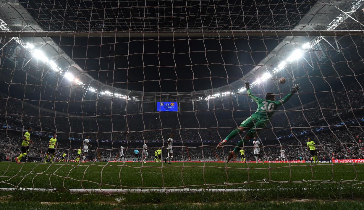 Gol Besiktas akhirnya terjadi di menit injurytime babak kedua. Mereka sukses memperkecil selisih kedudukan lewat Jude Bellingham. Skor berubah menjadi 1-2 dan bertahan hingga akhir laga. (Foto: AFP/Ozan Kose)