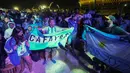 Fans Argentina bersorak di Doha corniche, di Doha, Qatar, Senin, 12 Desember 2022. Argentina akan menghadapi Kroasia dalam pertandingan semifinal Piala Dunia 2022 di Stadion Lusail Iconic Qatar, Rabu (14/12/2022) mulai pukul 02.00 WIB. (AP Photo/Andre Penner)