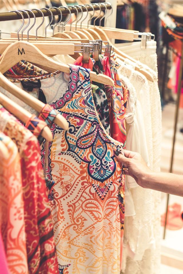 Temukan fashion paling menarik dengan harga terjangkau di mal ini/copyright unsplash.com/Artem Bali