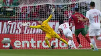 Kiper witzerland Gregor Kobel, kiri, gagal menyelamatkan gawang Cristiano Ronaldo dari Portugal, kedua kanan, pada pertandingan sepak bola UEFA Nations League antara Portugal dan Swiss, di Stadion Jose Alvalade di Lisbon, Portugal, Minggu, 5 Juni 2022. ( Foto AP/Armando Franca)